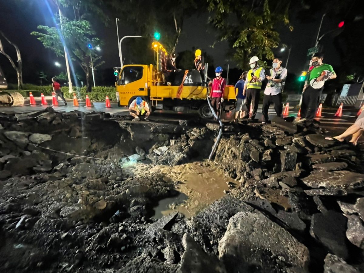 ▲高雄連日大雨，導致凱旋夜市前道路出現長10公尺、寬5公尺的大天坑，副市長林欽榮要求相關單位連夜填平坑洞，確保交通安全。（圖／高市府工務局提供）