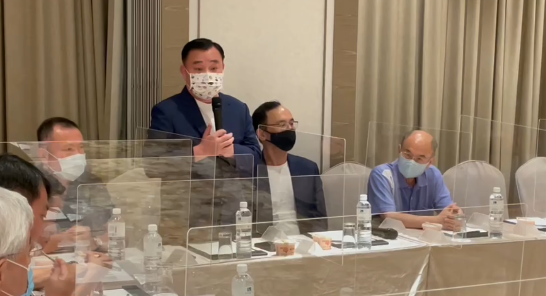 ▲桃園市議會議長邱奕勝昨日夜會前新北市長朱立倫，並力挺朱參選黨主席，喊「從桃園挺到全國」。（圖／讀者提供）