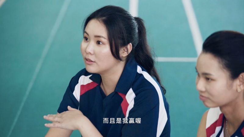 ▲戴姊回憶起小時兩姊妹的較勁,還得意的說:「我們確實有一次打到冠亞軍,而且是我贏喔!」。(圖/擷取自《在你身邊為你加油,這樣的滋味,真好》)