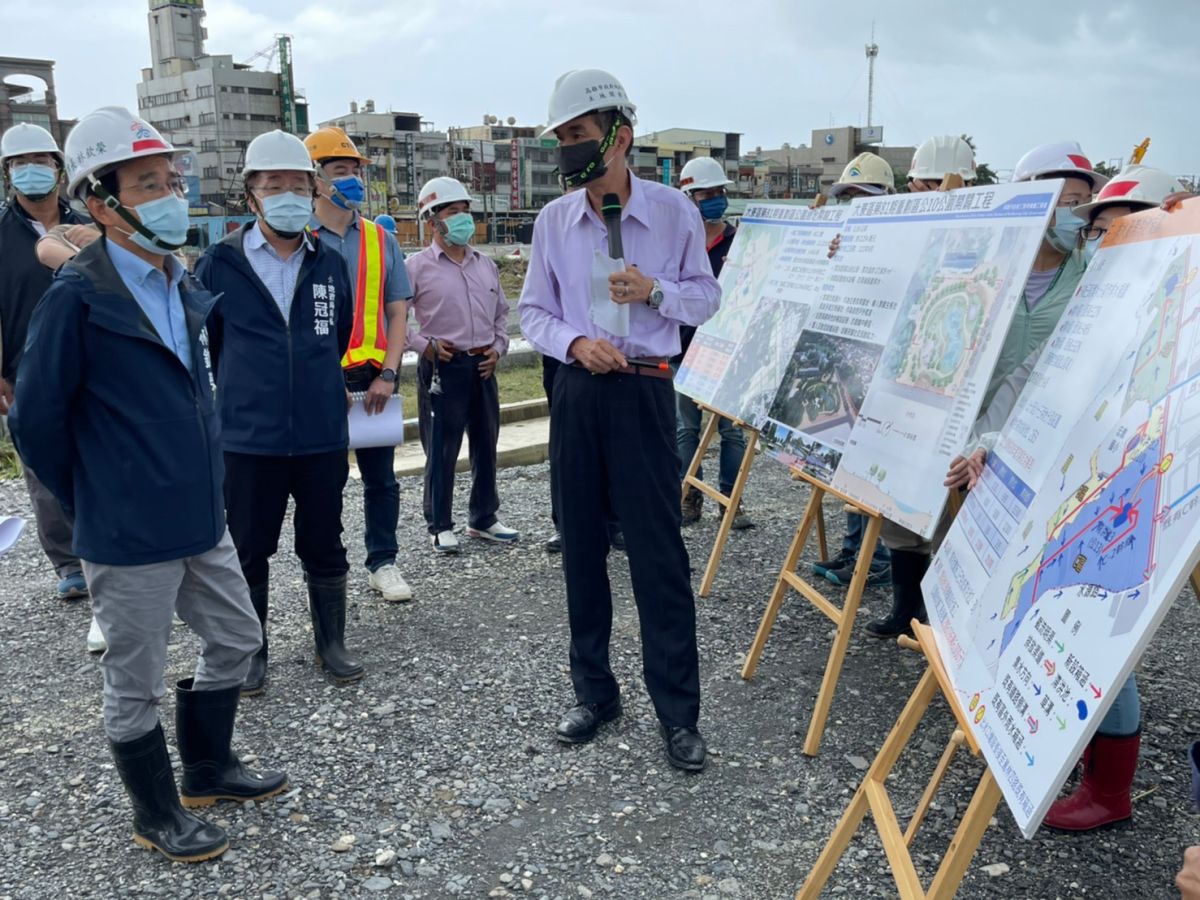 ▲林欽榮於視察重劃工區時，指示工務局及水利局採「逕流分擔」與「出流管制」措施。（圖／高市府地政局提供）