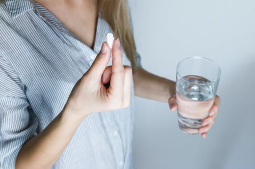 30歲女性吞嚥困難！吃藥沒配水害「食道潰瘍」　醫警告：別一把吞
