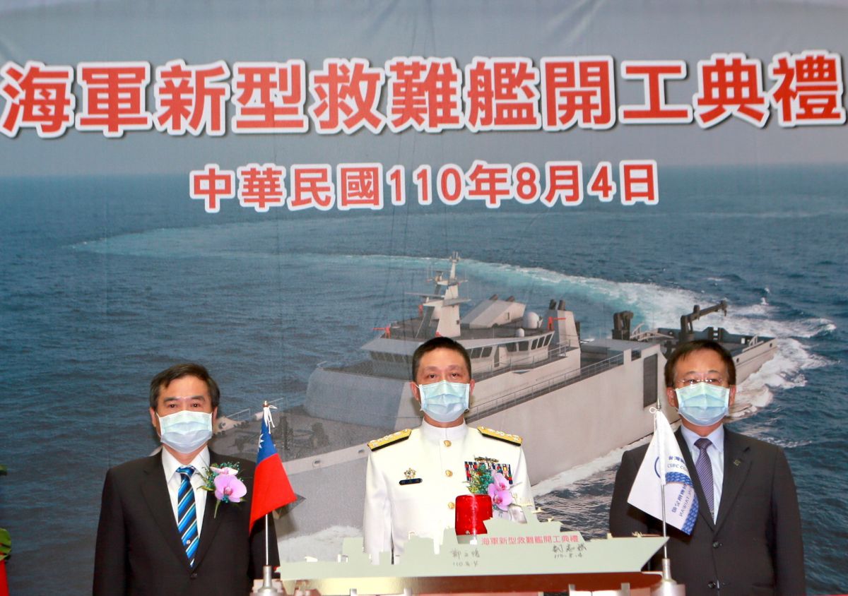 ▲海軍新型救難艦開工儀式，由台灣國際造船公司董事長鄭文隆(左)與海軍司令劉志斌(中)共同主持。(圖／記者黃守作攝，2021.08.04)
