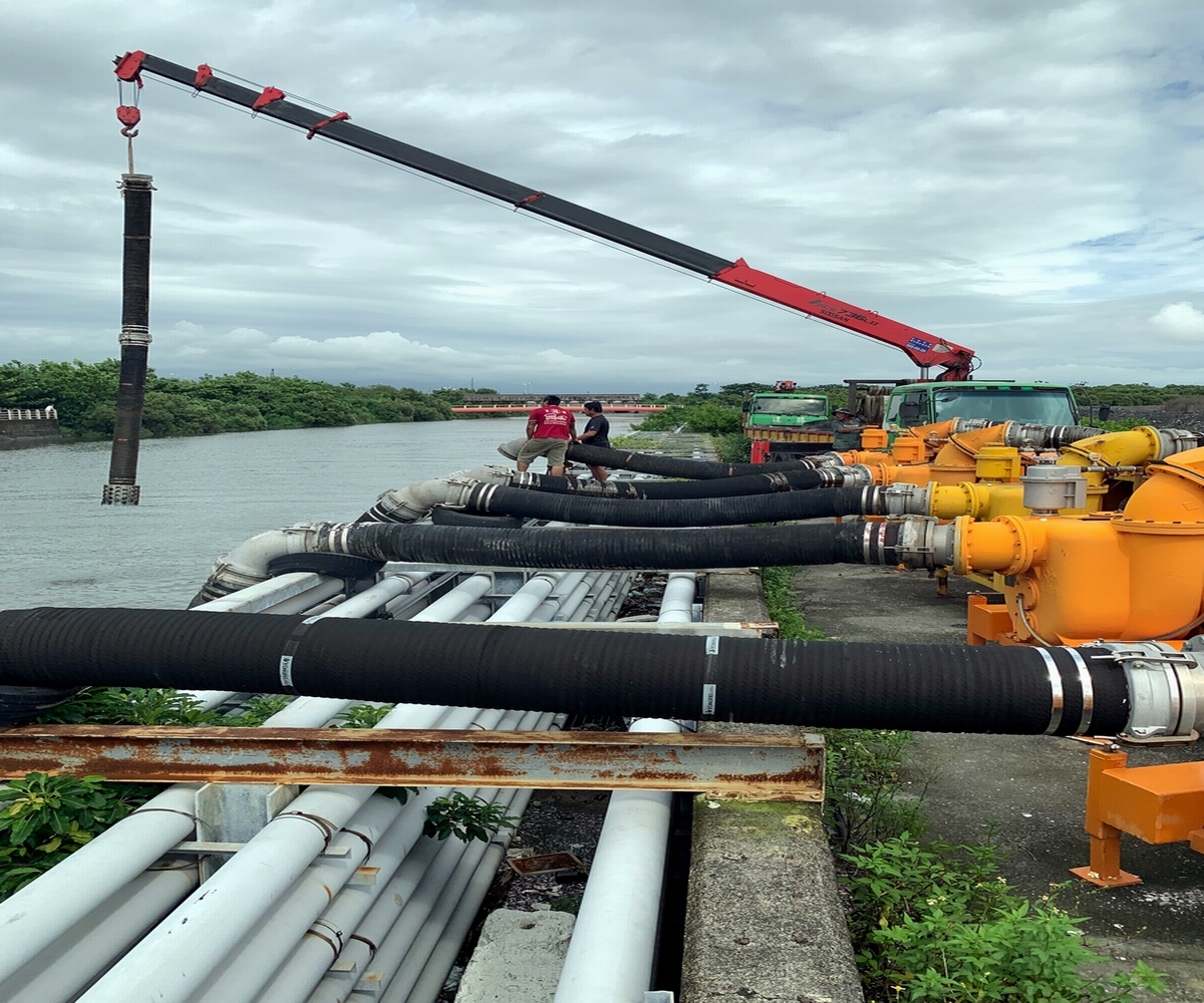 ▲水利署第七河川局支援5台移動式抽水機，林邊抽水站3台。（圖／水利署第七河川局提供, 2021.08.05）