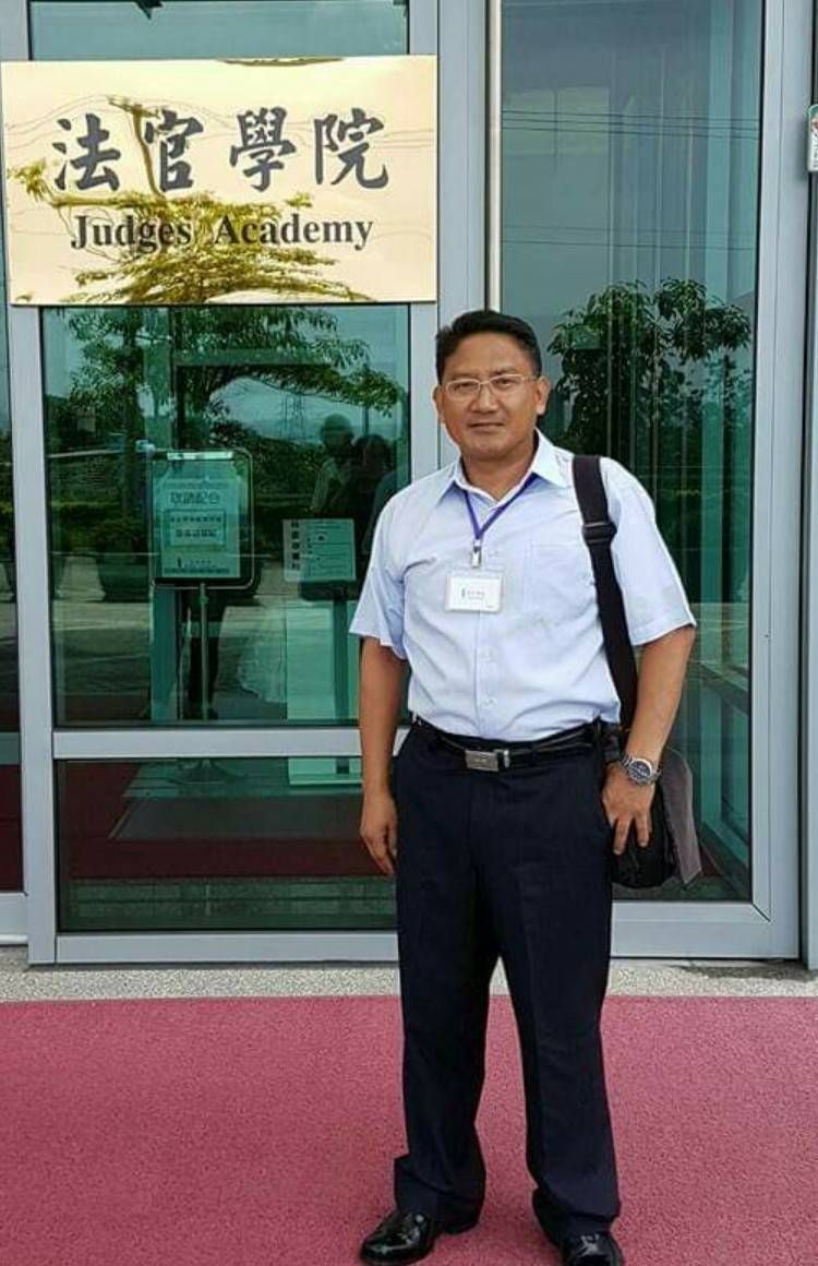 ▲新北市模範父親、原住民郭光明為了服務族人,特地參加高院通譯訓練課程,完訓後到警局、法院、法扶基金。(圖/新北市政府社會局提供)