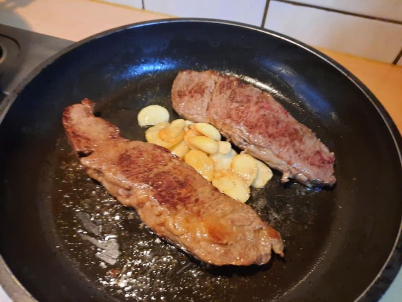 ▲原PO分享煎牛排可以加一些蒜片和奶油在旁邊提味。(圖/翻攝自《廚藝公社》)