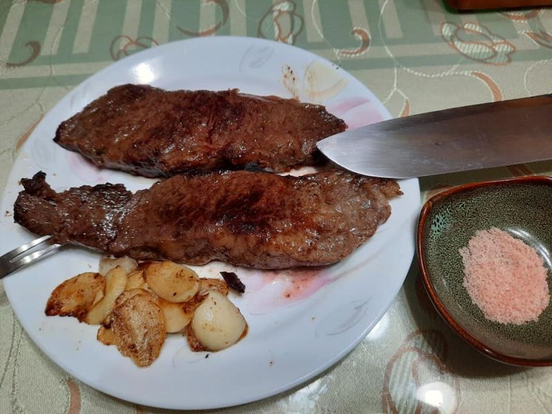 ▲原PO分享煎牛排可以加一些蒜片和奶油在旁邊提味。(圖/翻攝自《廚藝公社》)