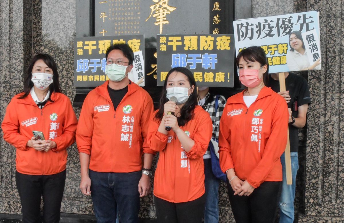 ▲（左起）「高雄正能量」成員黃雍琇、林志誠、李庭慧及鄧巧佩，今（5）日上午在議會外召開記者會抗議國民黨議員邱于軒散播假消息。（圖／翻攝畫面）