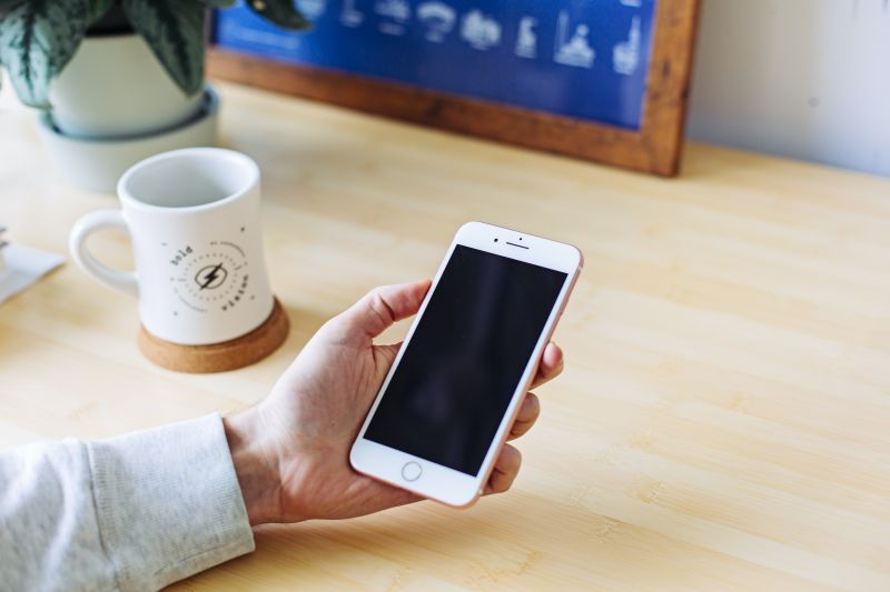 ▲女網友氣到刪APP。(示意圖,圖中人物與當事者無關/取自unsplash)