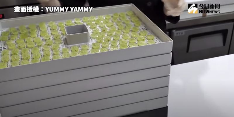 ▲擺盤後的水果,必須要風乾去水。(圖/Yummy