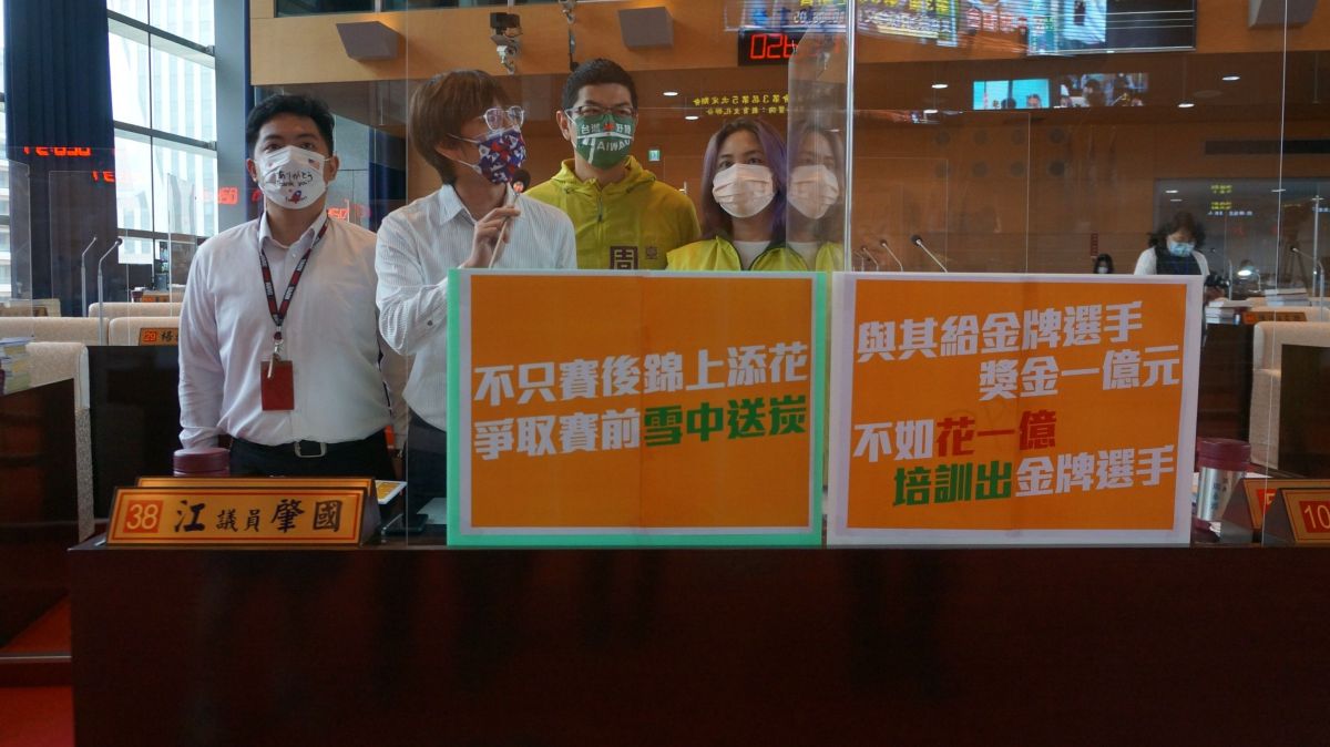 ▲民進黨市議員江肇國、賴佳微、周永鴻呼籲，市府應調整思維及培訓策略，應立即研擬「台中版的黃金計畫」。(圖／柳榮俊攝2021.8.5)

