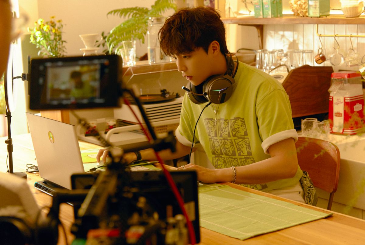 ▲陳立農在新歌《青春的酸也很甜》MV中，靠電台點歌追愛。（圖／環球音樂提供）