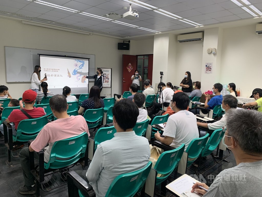 ▲為推動老酒文化登錄無形文化資產，連江縣文化處舉辦老酒文化普查說明會，吸引在地民眾共襄盛舉分享老酒文化內涵，反映出居民與老酒文化生活關係。中央社記者邱筠攝 110年8月5日