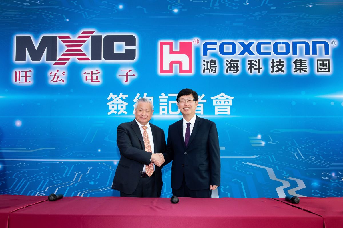 ▲記憶體大廠旺宏與鴻海科技集團今（5）日共同舉辦簽約儀式，旺宏電子以新台幣25.2億元出售其位於新竹科學園區的六吋晶圓廠廠房及設備予鴻海。圖左為旺宏董事長吳敏求、圖右為鴻海董座劉揚偉。（圖／鴻海提供）