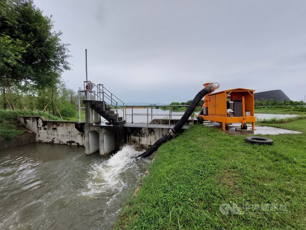 ▲連日豪雨，讓故宮南院景觀湖幾乎滿溢，4日開始抽排湖水至朴子溪，調降水位，為盧碧颱風來襲做準備。（故宮南院提供）中央社記者蔡智明傳真 110年8月5日