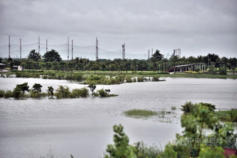 ▲連日豪雨已讓故宮南院景觀湖幾乎滿溢，湖中小島也滅頂，5日院方加緊抽排湖水至朴子溪，降低水位，準備容納盧碧颱風帶來的雨水與地表逕流，防止景觀園區淹水。（故宮南院提供）中央社記者蔡智明傳真