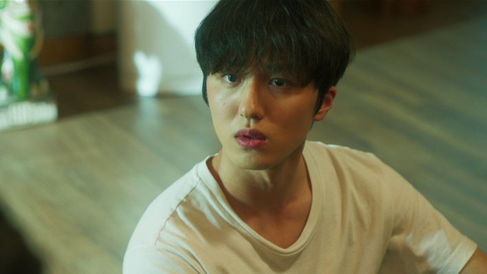 ▲片中，姜澯熙接下一週兼差費200萬的「VVIP關懷服務」工作。（圖／車庫娛樂）