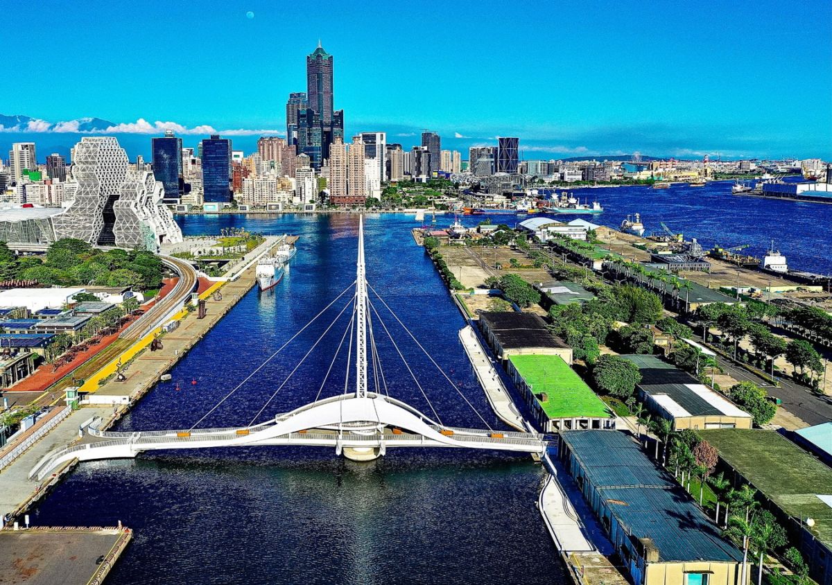 ▲高雄港大港橋將自7日8時起恢復開放通行。(圖／記者黃守作攝) 