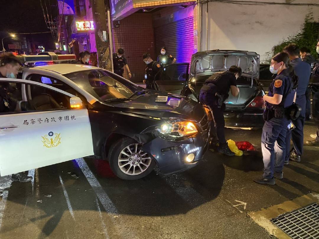 ▲警方追捕衝撞員警的自小客，最後以警車衝撞嫌犯車輛並以車身擋下才圍捕成功。（圖／桃園市警局提供）