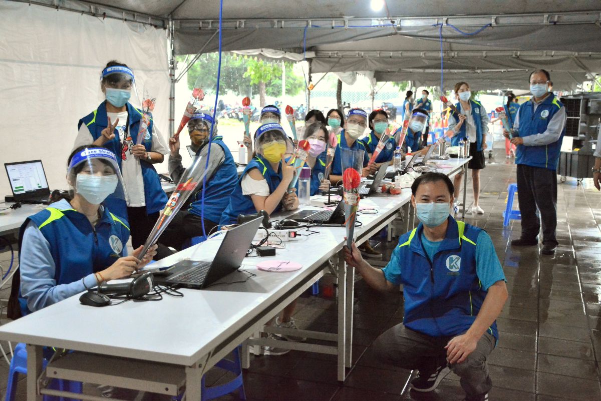 ▲高雄市長陳其邁為體恤疫苗施打站醫護人員及現場工作人員辛勞，特別以高雄在地火鶴花製成2000支花束，分送至高雄各大疫苗接種站。(圖／高市府農業局)