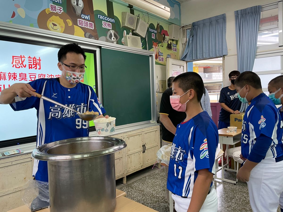 ▲高雄市議員林智鴻不僅自掏腰包捐「營養金」贊助忠孝國小棒球隊，更為小朋友們打飯菜。（圖／林智鴻辦公室提供）