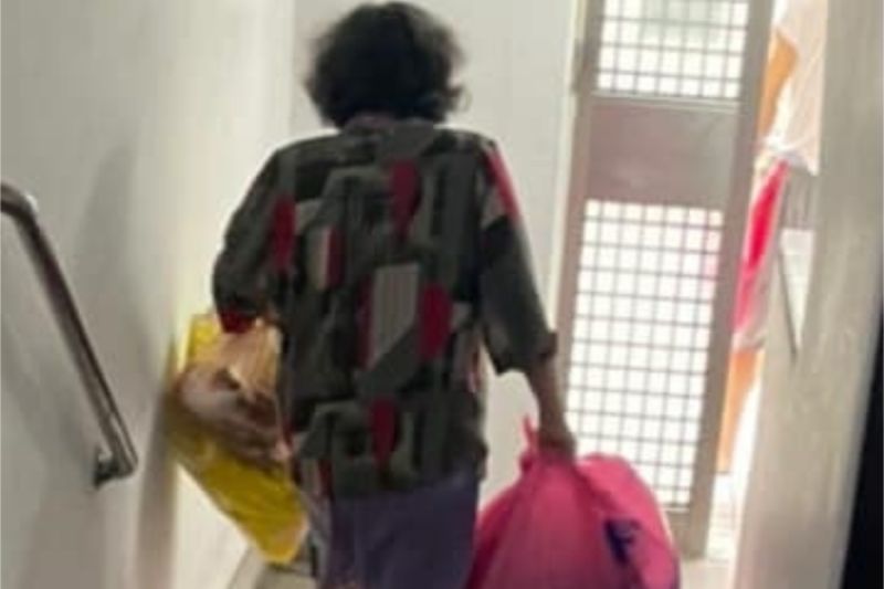 ▲阿嬤轉頭對著原PO說「我比較有力,我幫你丟,趕快上去」,讓她感到十分暖心。(圖/翻攝自《爆廢公社公開版》)