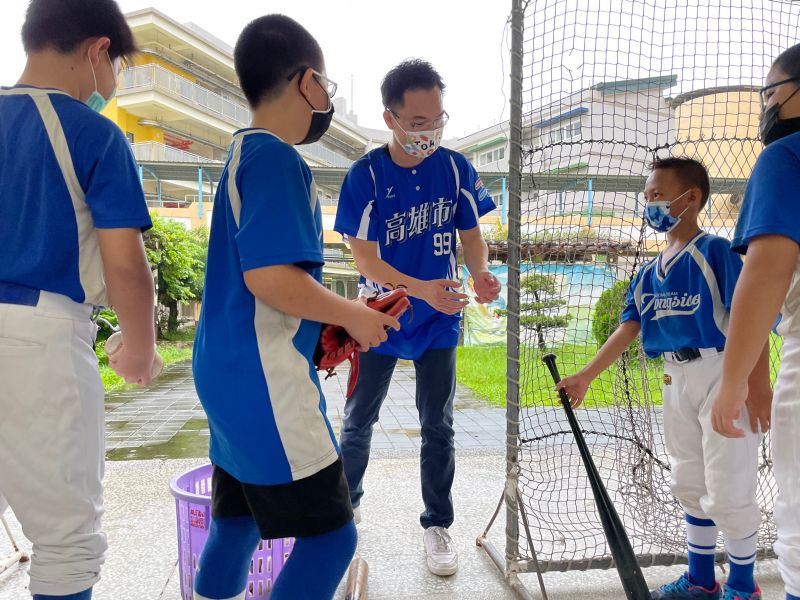 ▲高雄市議員林智鴻長期關心棒球發展認為，支持運動要從最基層的協助做起。（圖／林智鴻辦公室提供）