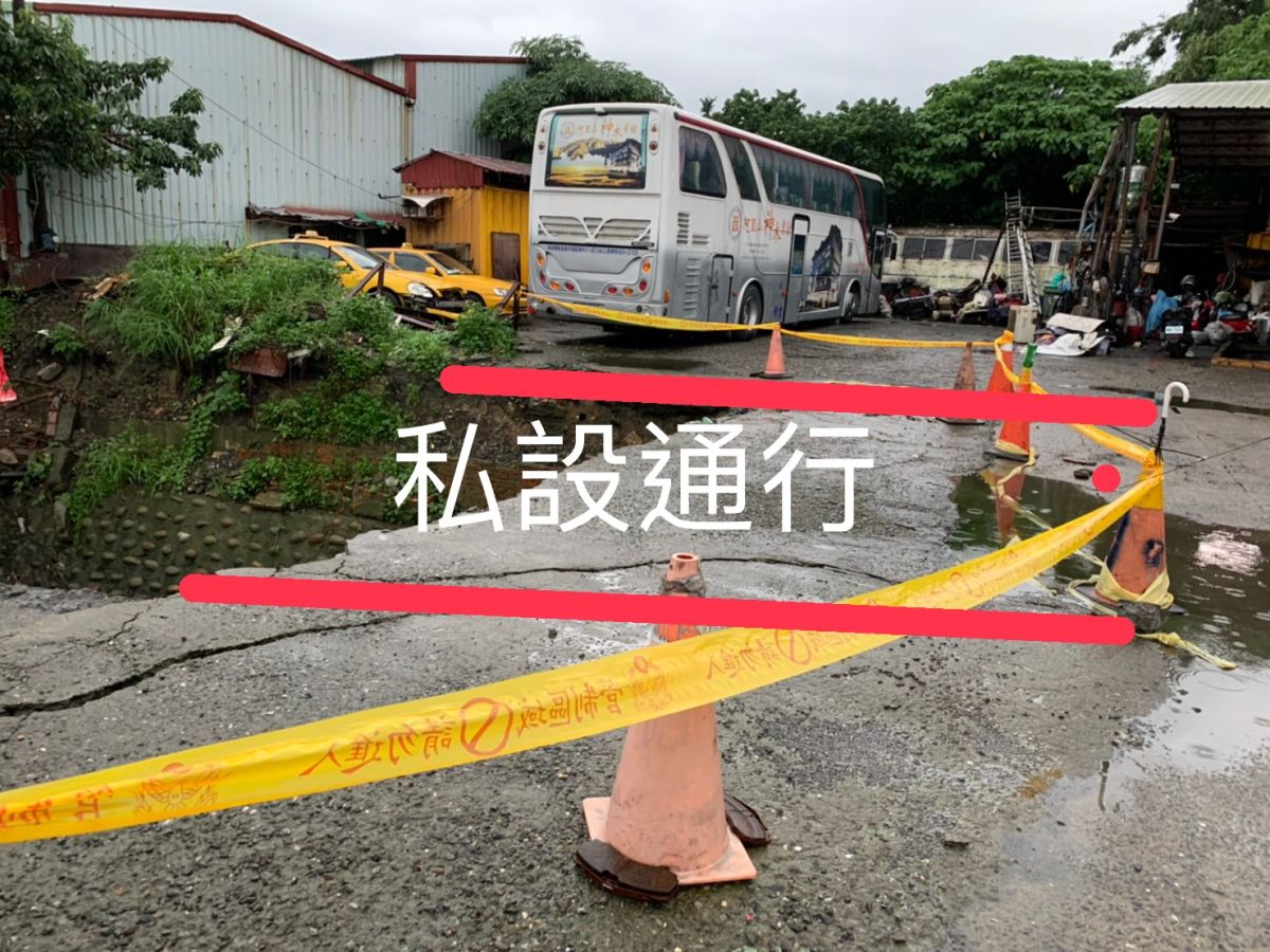 ▲鳳山溪N幹線遭民眾以水泥頂板加蓋，豪雨水流沖刷致護岸受損，水利局已於今晚8時派員清除河道掉落板塊，恢復排水功能。（圖／高市府水利局）