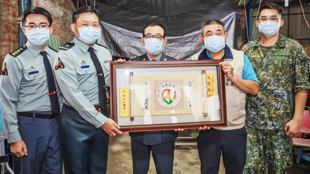 ▲為弘揚父儀典範，陸軍第8軍團指揮官傅正誠中將親赴榮獲今年度「國防部模範父親」林昆明先生宅邸，表達誠摯祝賀之意。（圖／陸軍第8軍團提供）