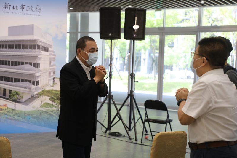 ▲新北市長侯友宜與導演李祐寧拱手寒暄。(圖/新北市政府新聞局提供)