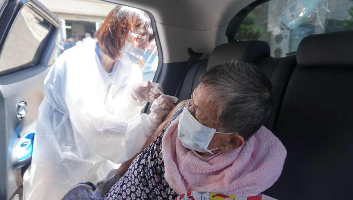 ▲新竹縣政府六月間為老人家施打疫苗時，推出的「疫苗得來速」車邊服務，讓受惠長者、家屬備感溫馨。（圖／新竹縣政府提供）