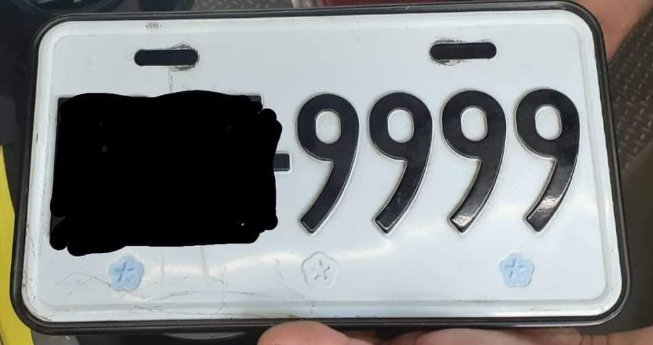 ▲有網友與人發生擦撞，對方連號車牌輕微毀損，卻要索賠1萬6。（圖／翻攝《爆料公社》）