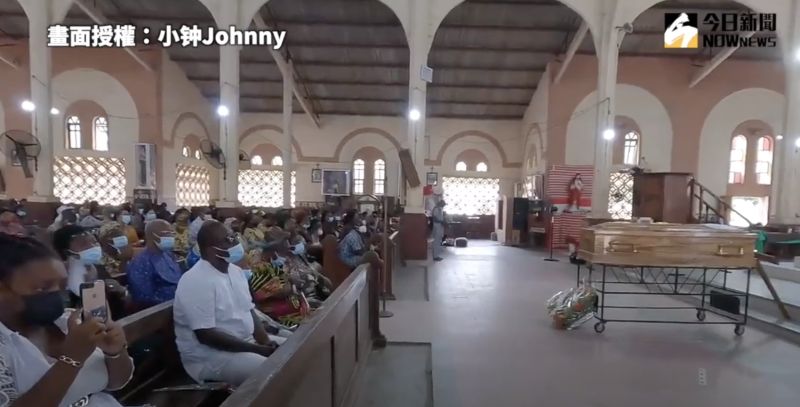 ▲與其他地方相同,參與的人會聚集在教堂內緬懷逝者。(圖/小钟Johnny