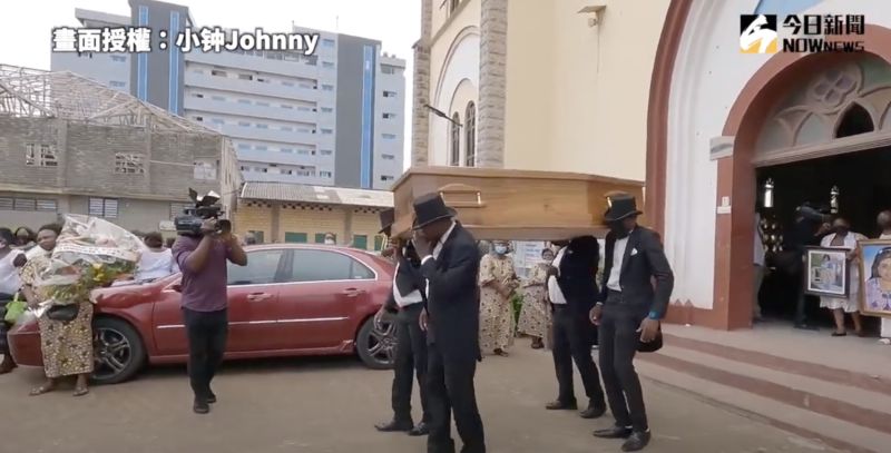 ▲黑人抬棺表演登場,現場氣氛瞬間歡快起來。(圖/小钟Johnny