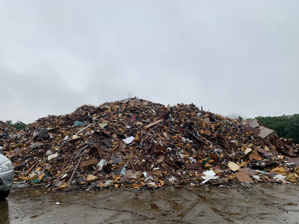 ▲文山焚化爐使用年限已屆，處理量嚴重超出負荷，暫置場如垃圾山(圖／柳榮俊攝2021.8.6)