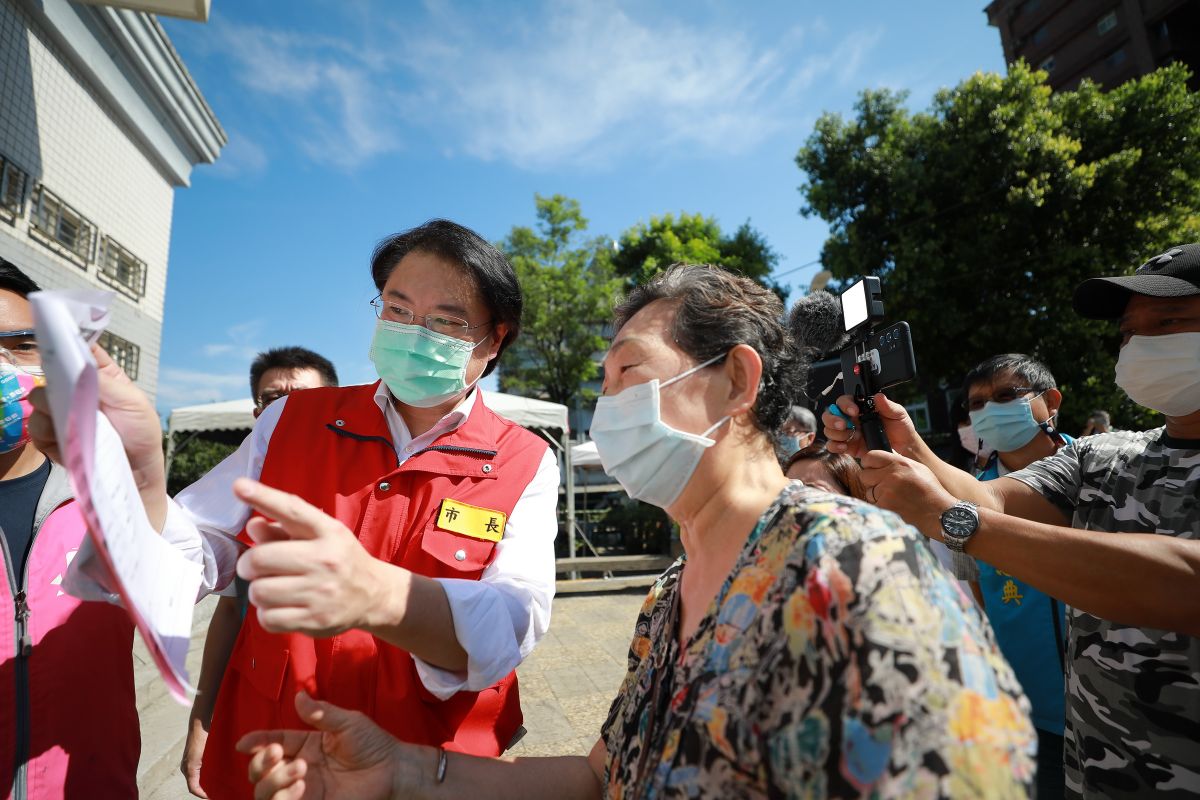 ▲基隆市長林右昌感謝中央聽取他的建言，針對65歲以上的市民接種疫苗，採取預約登記與造冊集中施打的「雙軌制」。（圖／基隆市政府提供）