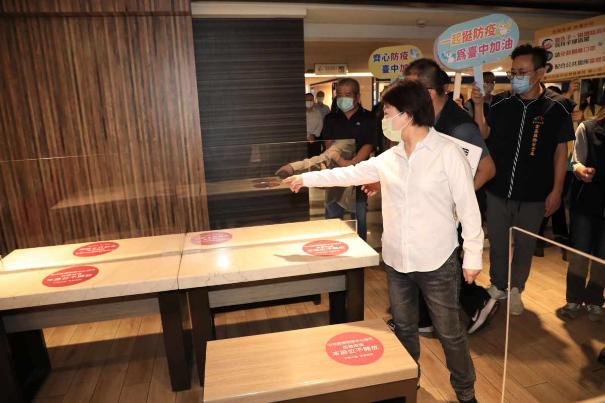 ▲台中市長盧秀燕視察百貨美食街，籲請業者消費者配合，歡慶父親節，防疫也不能鬆懈。（圖／市府提供）