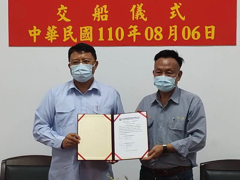▲海巡署艦隊分署100噸級巡防救難艇交船,由台灣國際造船公司基隆廠廠長朱有亮(右)與海巡署艦隊分署副分署長吳金河(左)共同主持。(圖/台灣國際造船公司提供)