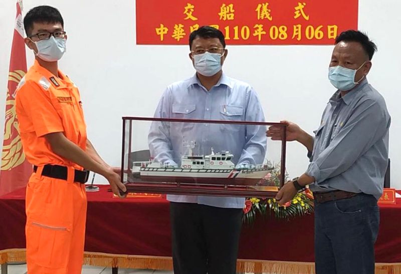 ▲海巡署艦隊分署100噸級巡防救難艇交船,台灣國際造船公司基隆廠廠長朱有亮(右)致送該巡防救難艇模型,在艦隊分署副分署長吳金河(中)見證下,由金門海巡隊艇長李浩名(左)代表接受。(圖/台灣國際造船公司提供)