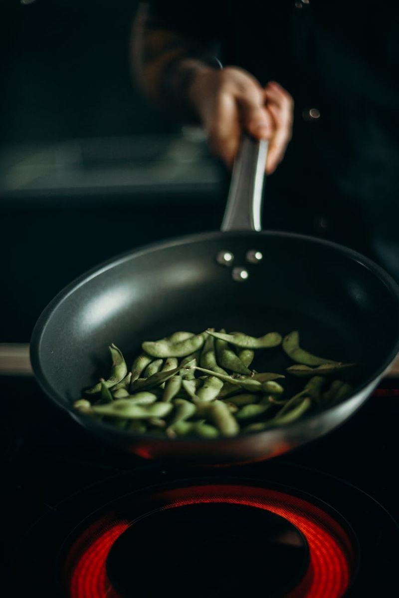 ▲《泰安美食客》透露,剝好的毛豆別直接冷凍,只要先在油鍋裡炒一炒,等顏色變綠就好。(示意圖/翻攝自《pexels》