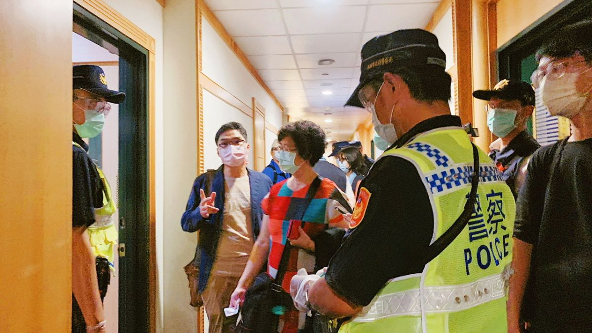 ▲高市府警方4日凌晨獲報，立即執行85大樓防疫稽查，查獲2男1女群聚開毒趴。（圖／高市府觀光局提供）