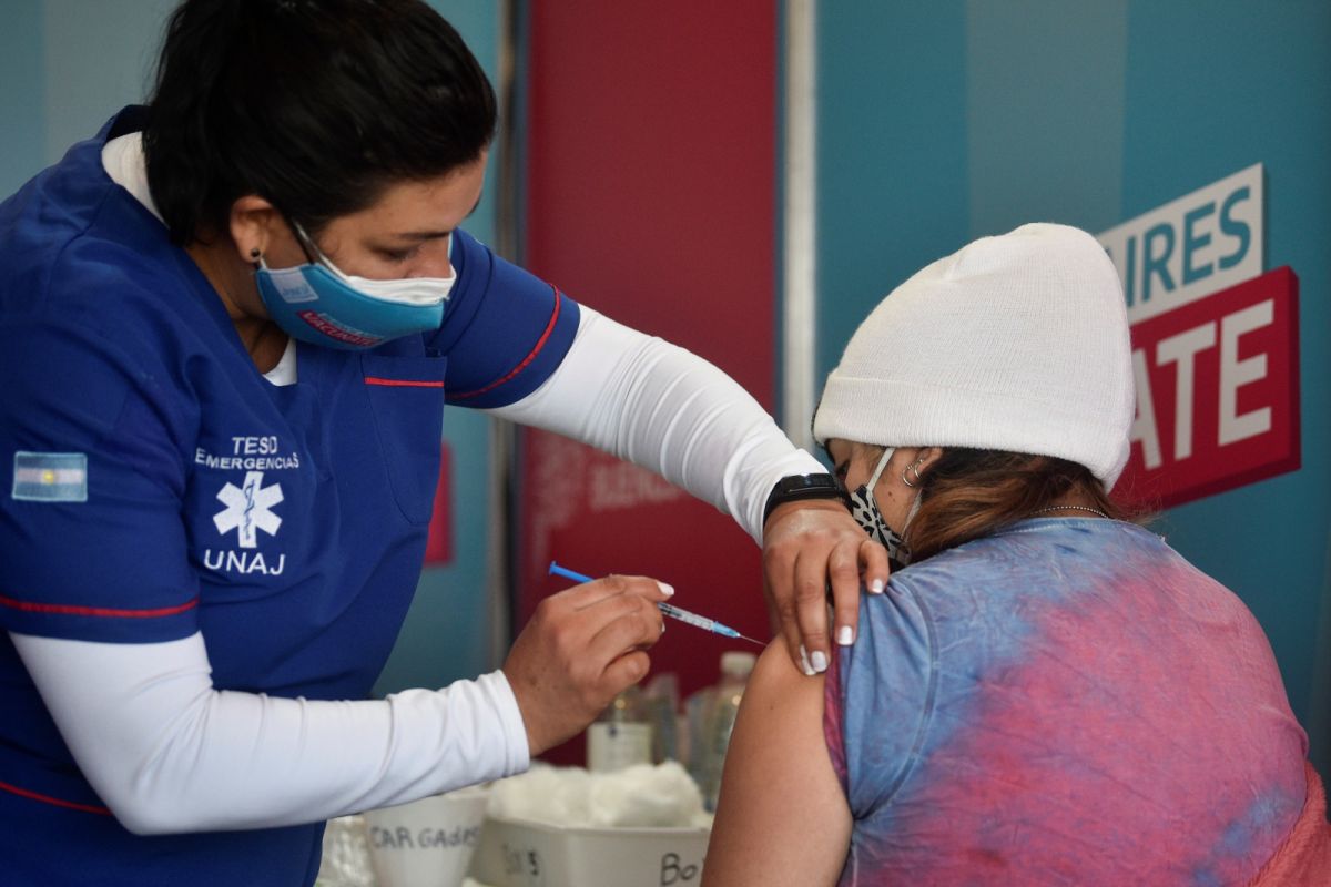 ▲因俄羅斯衛星-V疫苗第二劑嚴重延遲，阿根廷7月開始實驗混打多牌COVID-19疫苗安全性，4日阿根廷衛生部宣布正式合法混打疫苗，以利達群體免疫目標。（圖／美聯社／達志影像）