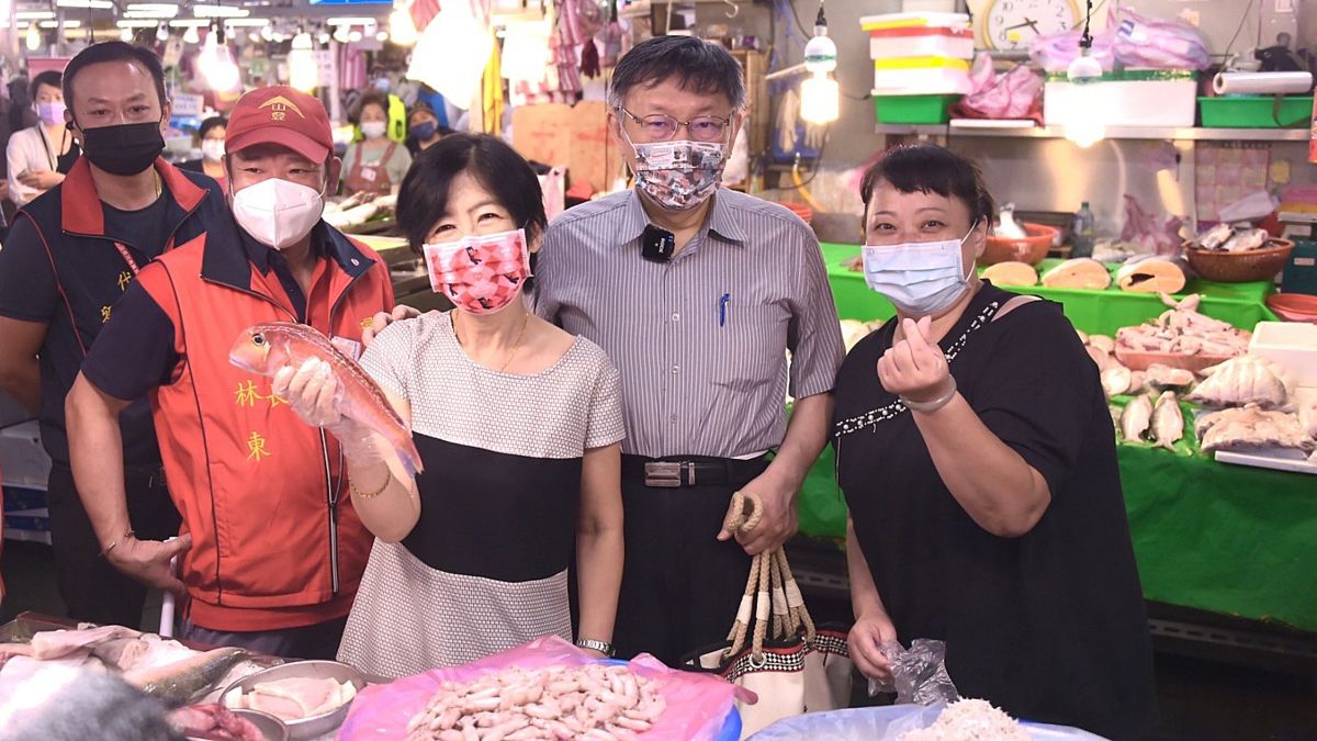 ▲台北市長柯文哲7日上午前往環南市場視察之餘，也陪同妻子陳佩琪一同買菜。（圖／台北市政府提供）