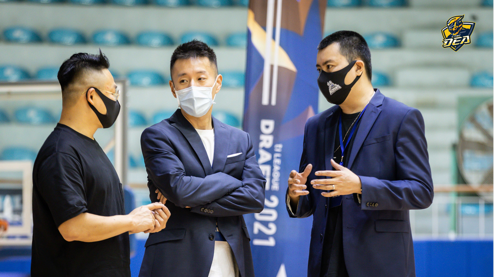 ▲中信特攻與高雄海神達成共識，雙方GM進行討論。（圖／中信特攻提供）