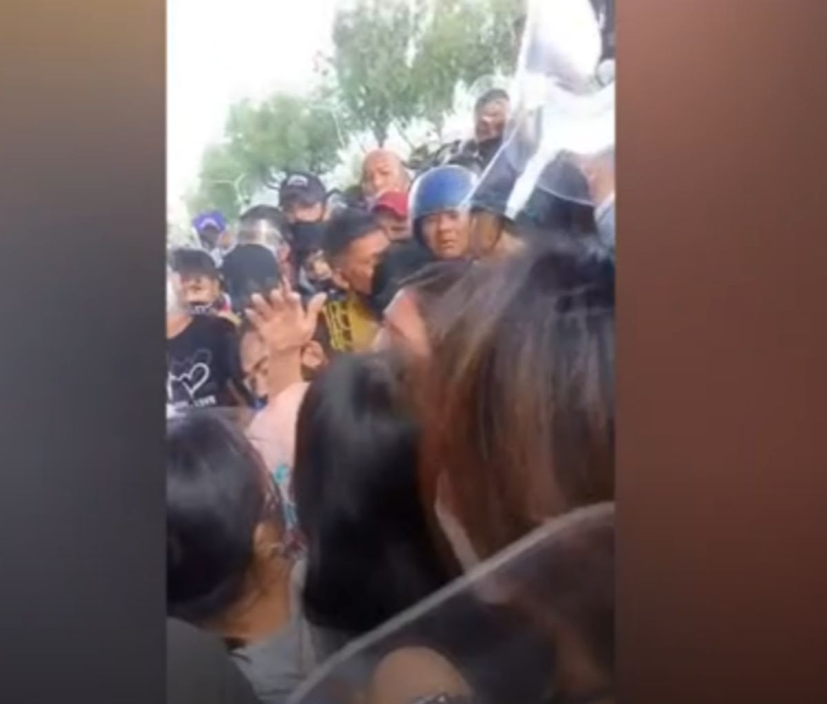 ▲菲律賓大馬尼拉地區6日起實施嚴格封鎖，但因大批民眾擔心打不到疫苗會影響工作和補助，導致疫苗接種站頻頻傳出亂象。（圖／擷取自美聯社影片）