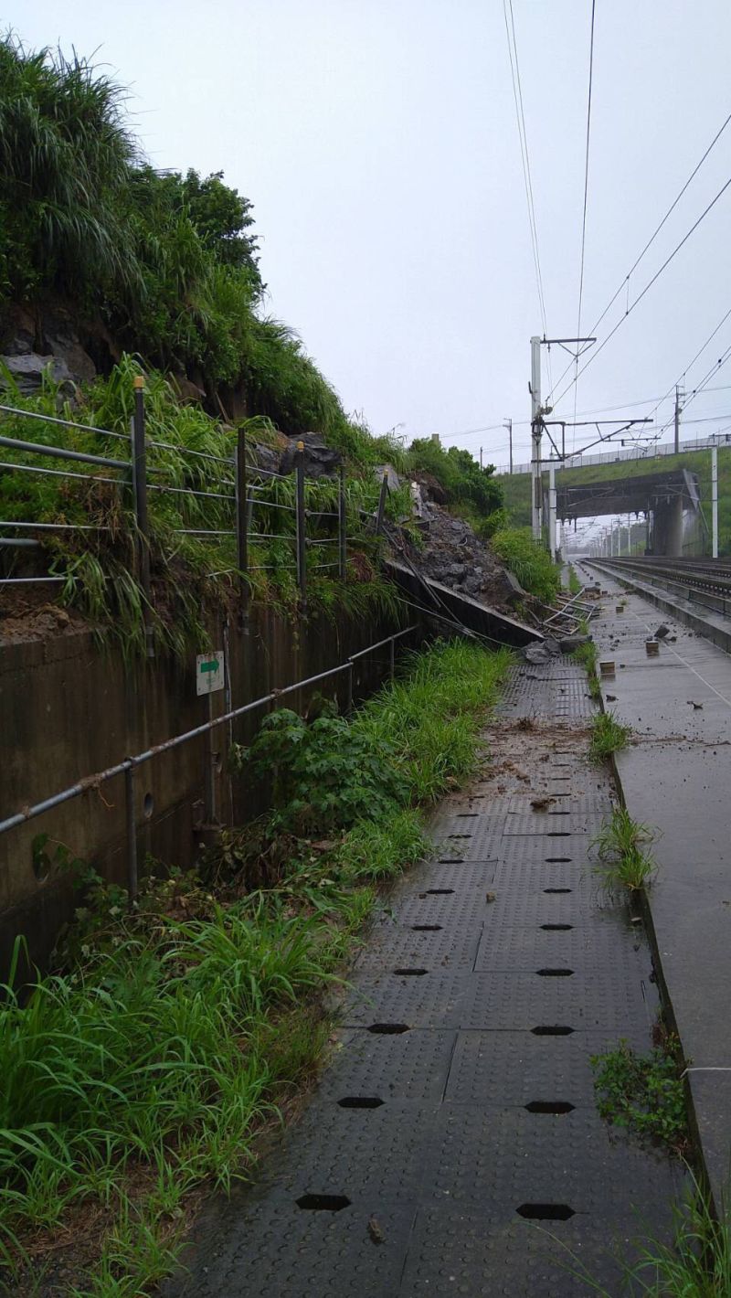▲台灣高鐵今（7）日指出，今上午受苗栗路段持續大雨影響，造成邊坡滑動。（圖／台灣高鐵提供）
