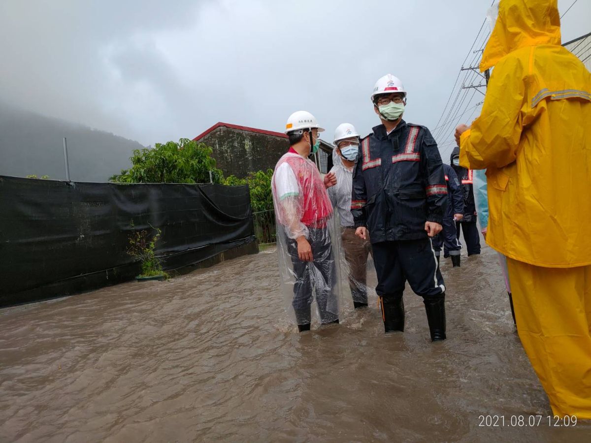 ▲從昨天深夜起，豪雨狂炸高雄，市長陳其邁今天一早就趕往六龜區，坐鎮視察水情。(圖／高市政府提供)