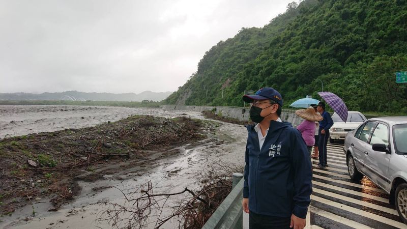 ▲副市長史哲視察茂林區水情。(圖/高市政府提供)
