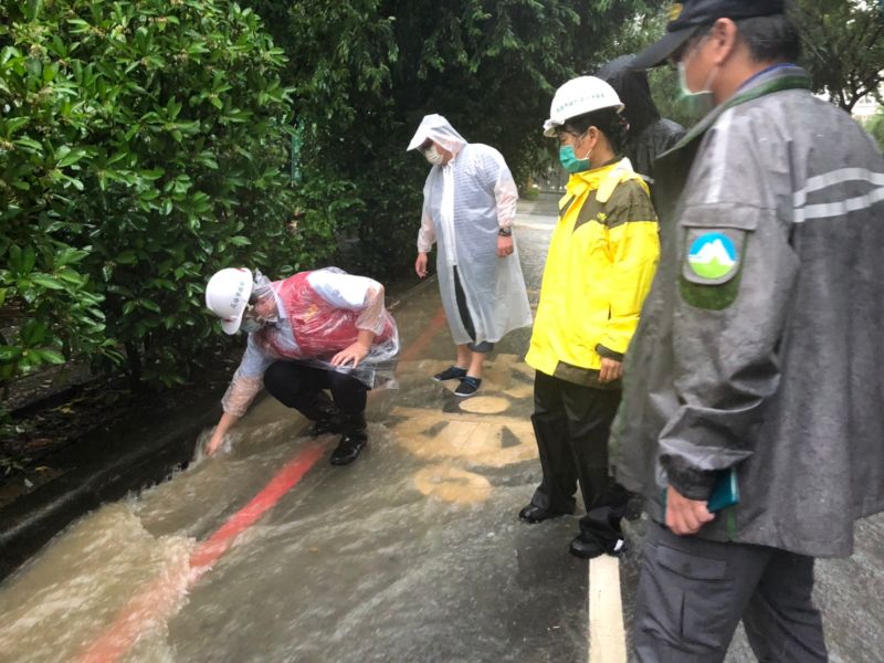 ▲副市長羅達生巡視仁武區澄觀路與鳳仁路側溝排水狀況。(圖/高市政府提供)