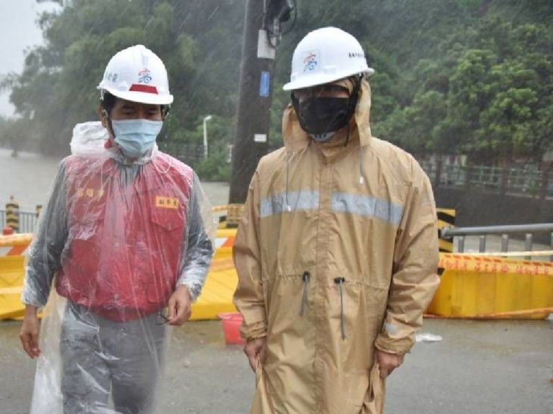 ▲副市長林欽榮除坐鎮指揮中心掌握整體降雨情勢外，一早也率同水利團隊，前往大寮區林園排水護岸損壞災害復健工程。(圖／高市政府提供)