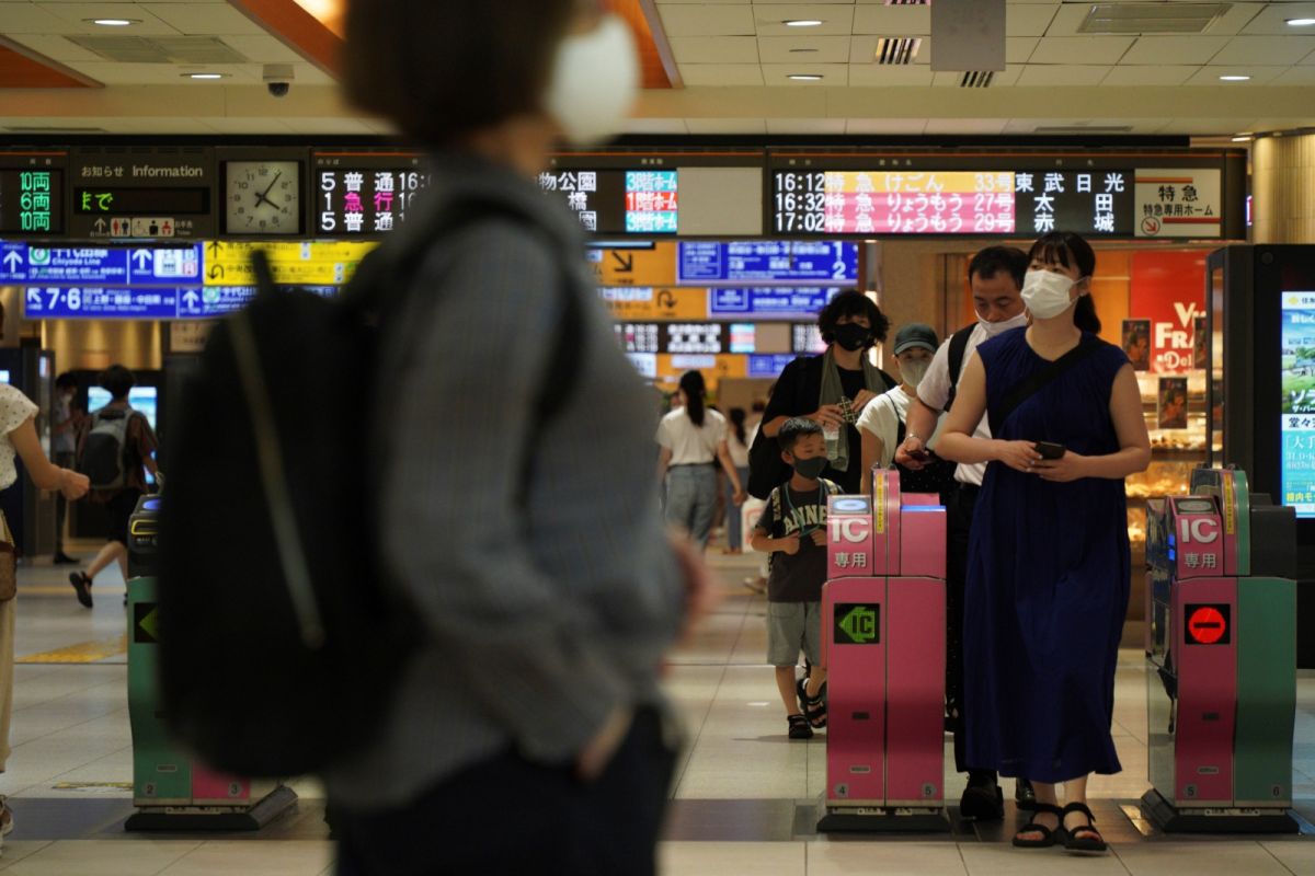 ▲日本東京6日晚間，傳出1名36歲男子持刀，在電車內砍傷多人的驚悚事件。（圖／美聯社／達志影像）